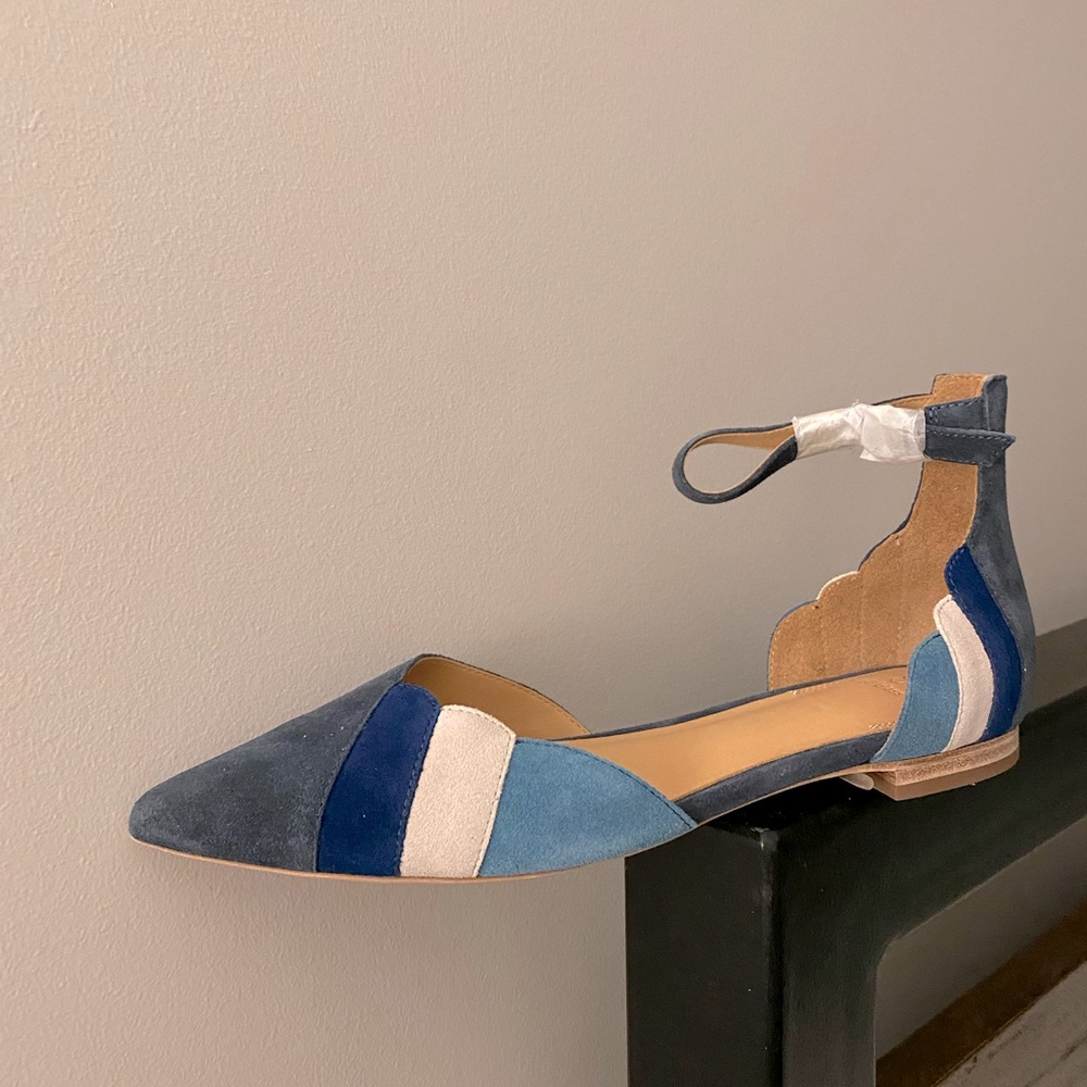 Gorgeous blue flats with ankle strap Bill Blass 8.5